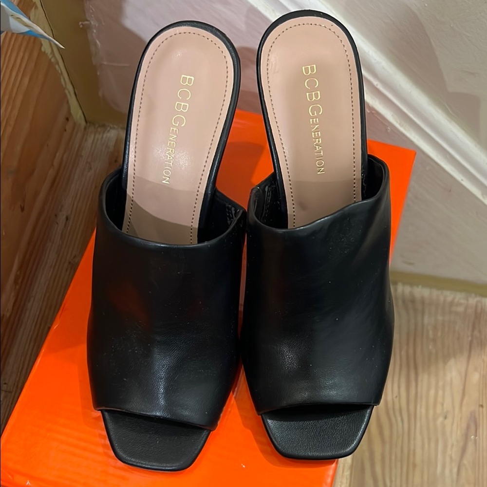 BCBG open toe heels sandals Size 7 B